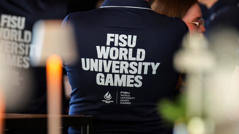 Ein Mann trägt ein Shirt mit der Aufschrift „FISU World University Games“.