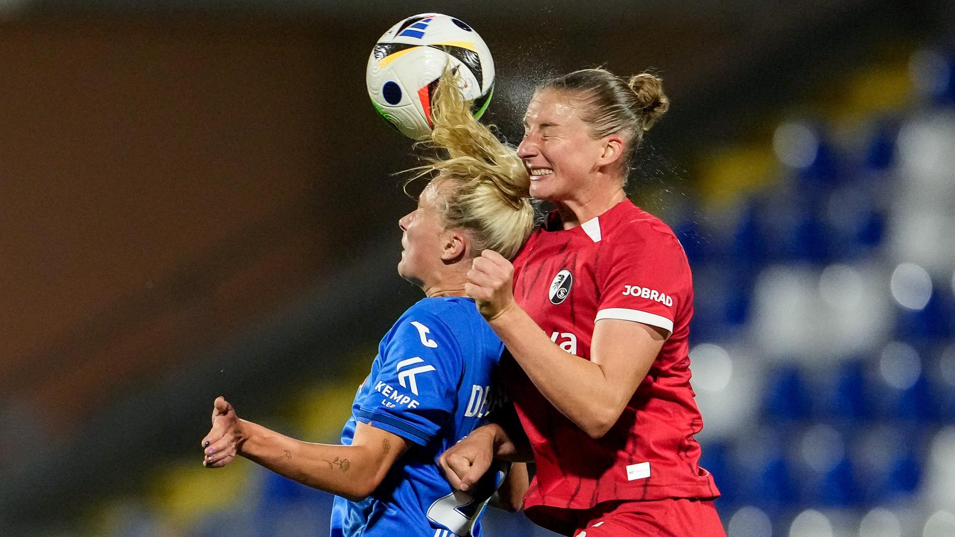 Die Fußballspielerinnen Feli Delacauw (li.) von der TSG Hoffenheim und Julia Stierli vom SC Freiburg beim Kopfballduell.