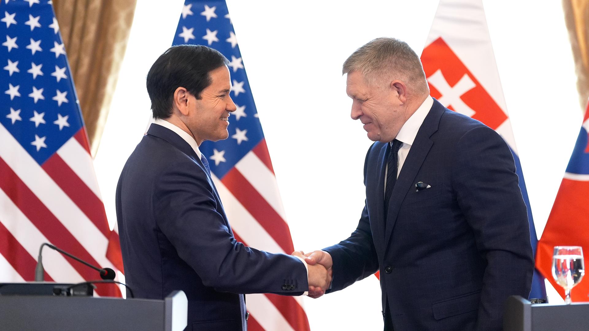 Das Bild zeigt US-Außenminister Rubio mit dem slowakischen Ministerprösidenten Fico bei einem Treffen in Bratislava. Das Bild zeigt US-Außenminister Rubio mit dem slowakischen Ministerprösidenten Fico bei einem Treffen in Bratislava.