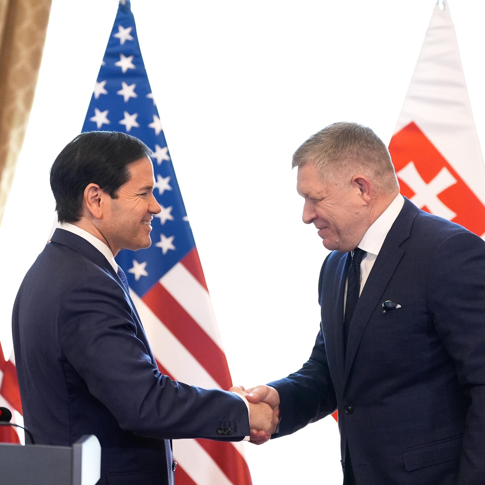 Das Bild zeigt US-Außenminister Rubio mit dem slowakischen Premierminister Fico bei einem Treffen in Bratislava. 