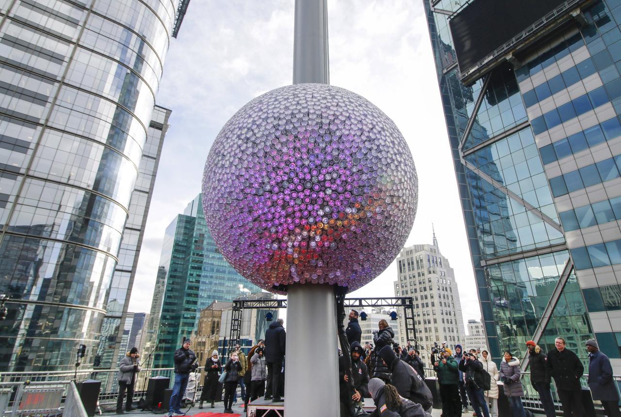 Der bunt beleuchtete Times-Square-Ball ist auf einer Bühne zu sehen. 