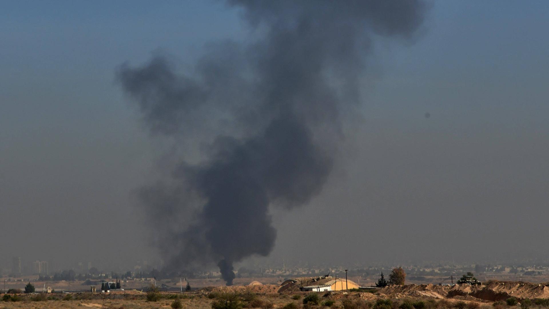 Eine Rauchsäule steigt in den Himmel, nach einem israelischen Bombenangriff auf eine syrische Militärbasis in der Nähe von Damaskus.