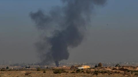 Nach einem israelischen Bombenangriff auf eine syrische Militärbasis in der Nähe von Damaskus steigt eine Rauchsäule in den Himmel.