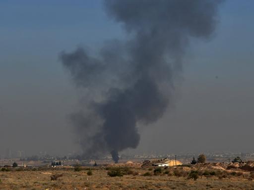 Nach einem israelischen Bombenangriff auf eine syrische Militärbasis in der Nähe von Damaskus steigt eine Rauchsäule in den Himmel.