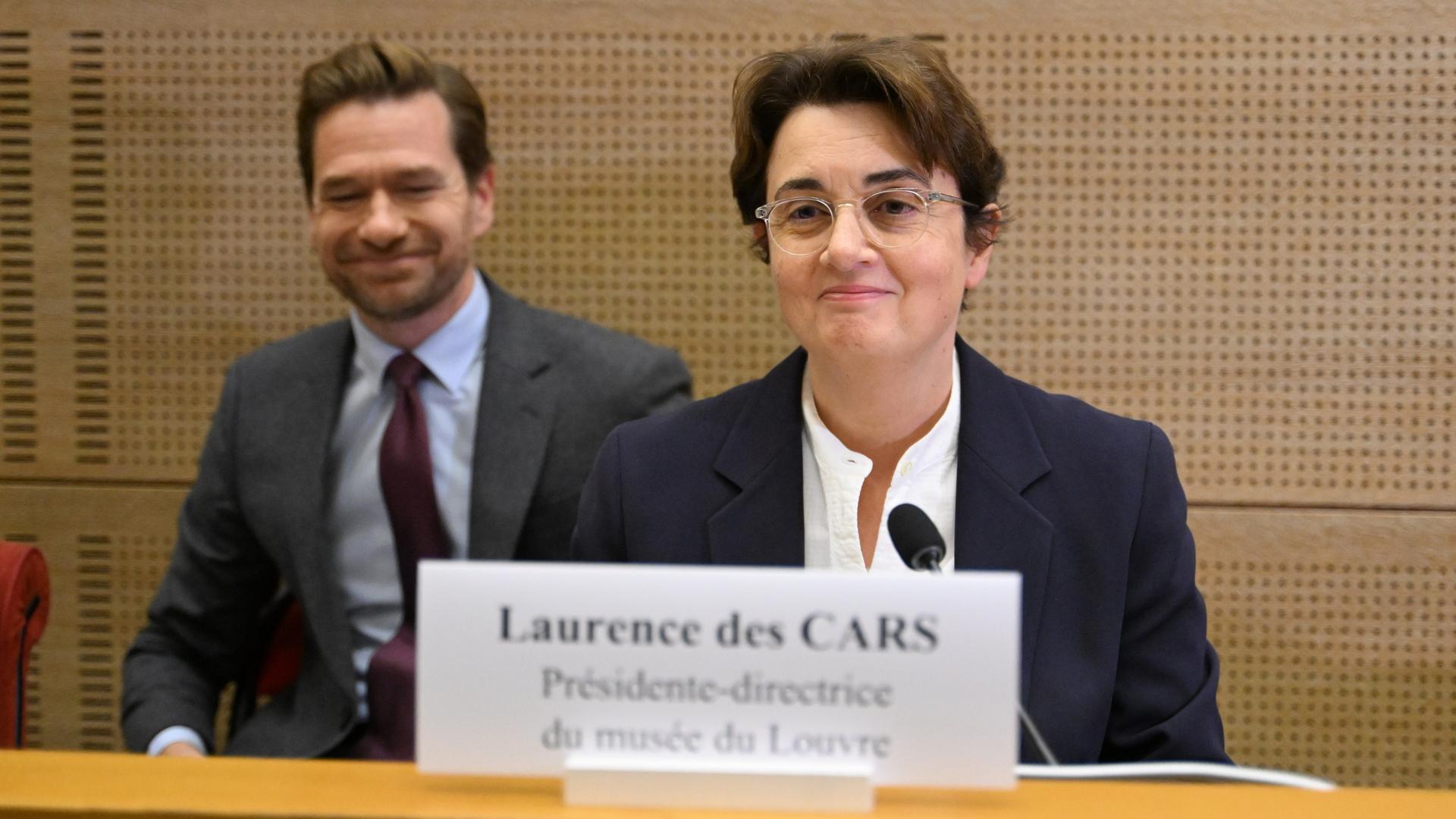 Paris: Laurence des Cars, Direktorin des Louvre-Museums, vor einer Anhörung vor dem Kulturausschuss des Senats, drei Tage nachdem historische Juwelen gestohlen wurden. Paris: Laurence des Cars, Direktorin des Louvre-Museums, vor einer Anhörung vor dem Kulturausschuss des Senats, drei Tage nachdem historische Juwelen gestohlen wurden.