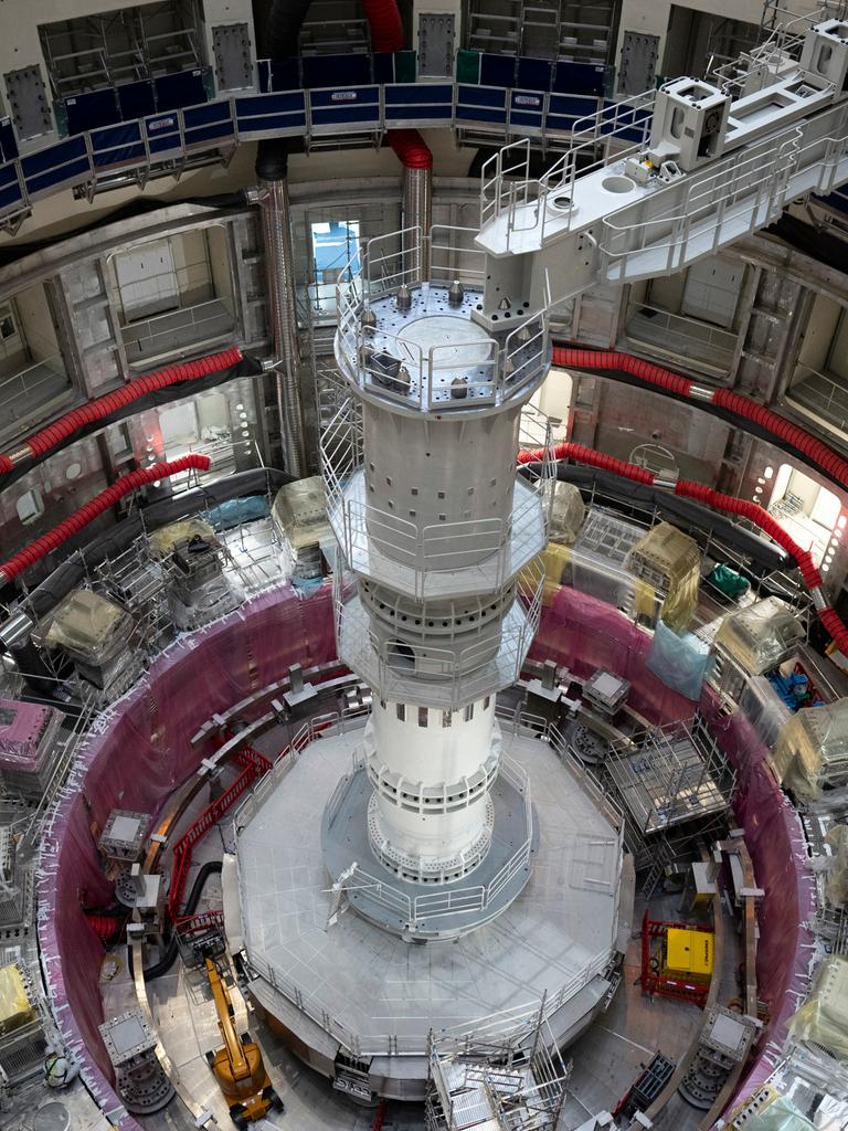 Eine große runde Halle mit einer Säule aus Metall in der Mitte