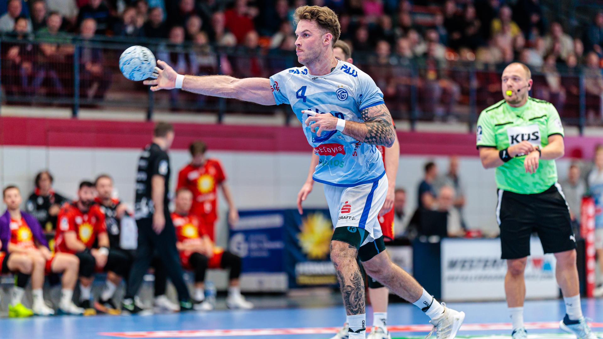 Handball-Spieler Nils Kretschmer wirft einen Ball. Handball-Spieler Nils Kretschmer wirft einen Ball.