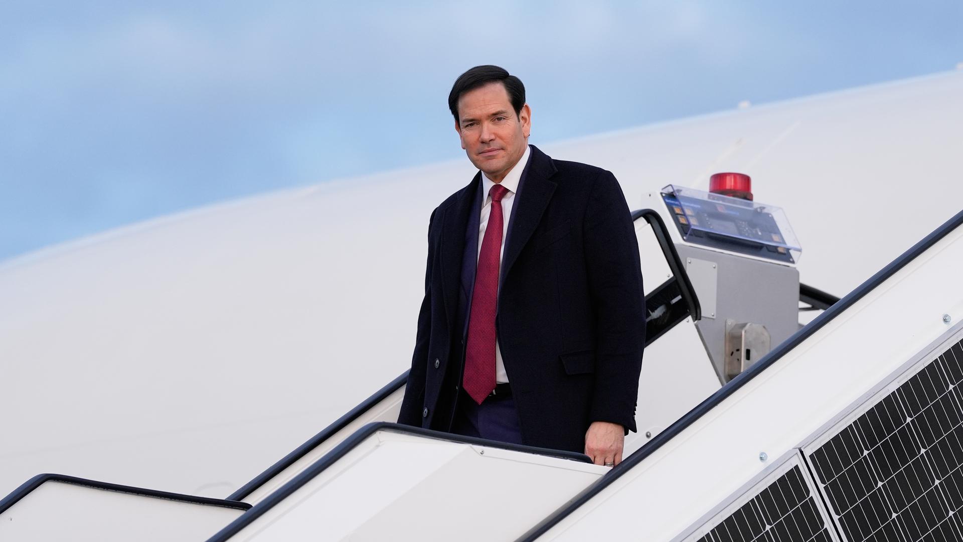Das Foto zeigt US-Außenminister Marco Rubio. Er steigt aus dem Flugzeug bei seiner Ankunft zur Münchner Sicherheitskonferenz. 