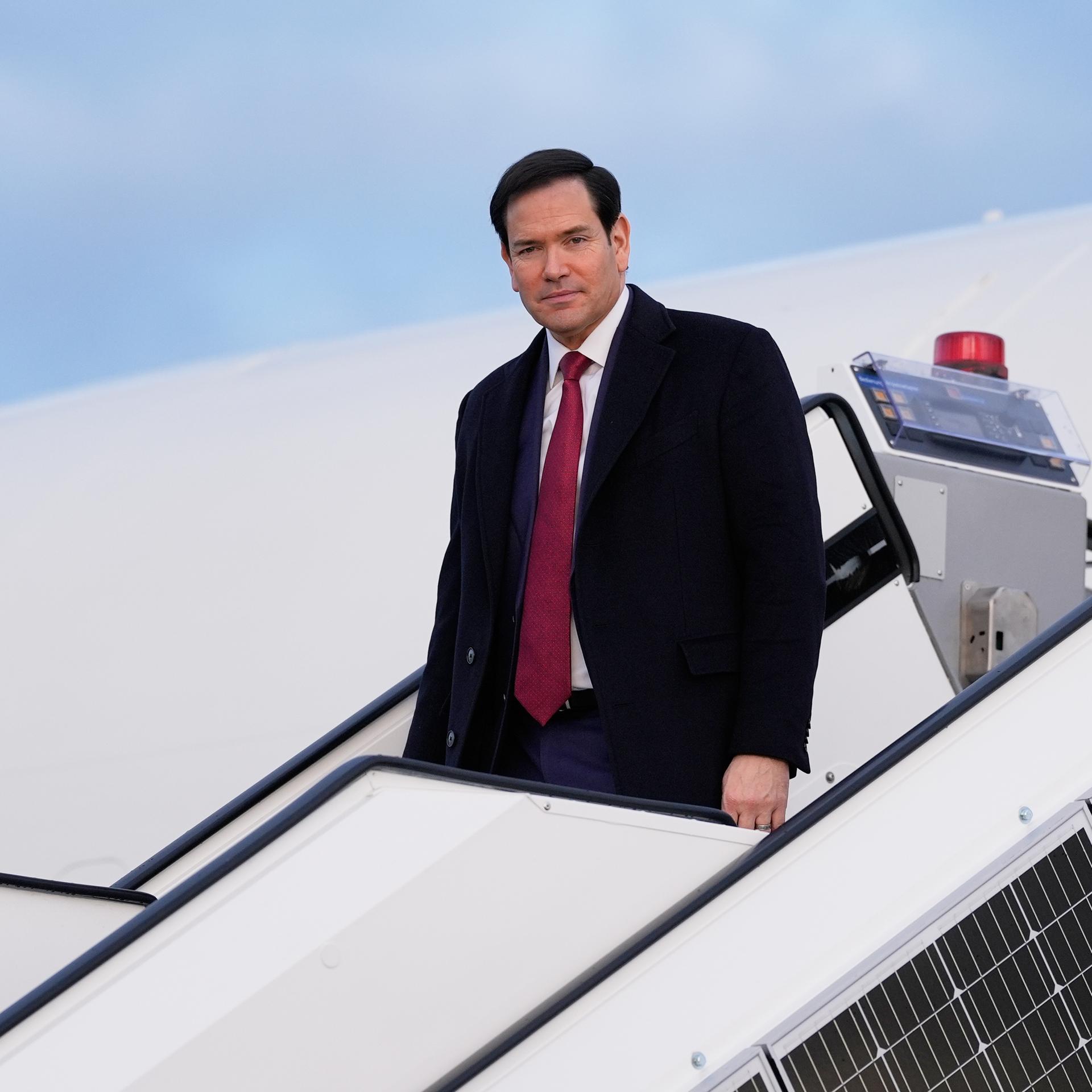 Das Foto zeigt US-Außenminister Marco Rubio. Er steigt aus dem Flugzeug bei seiner Ankunft zur Münchner Sicherheitskonferenz. 