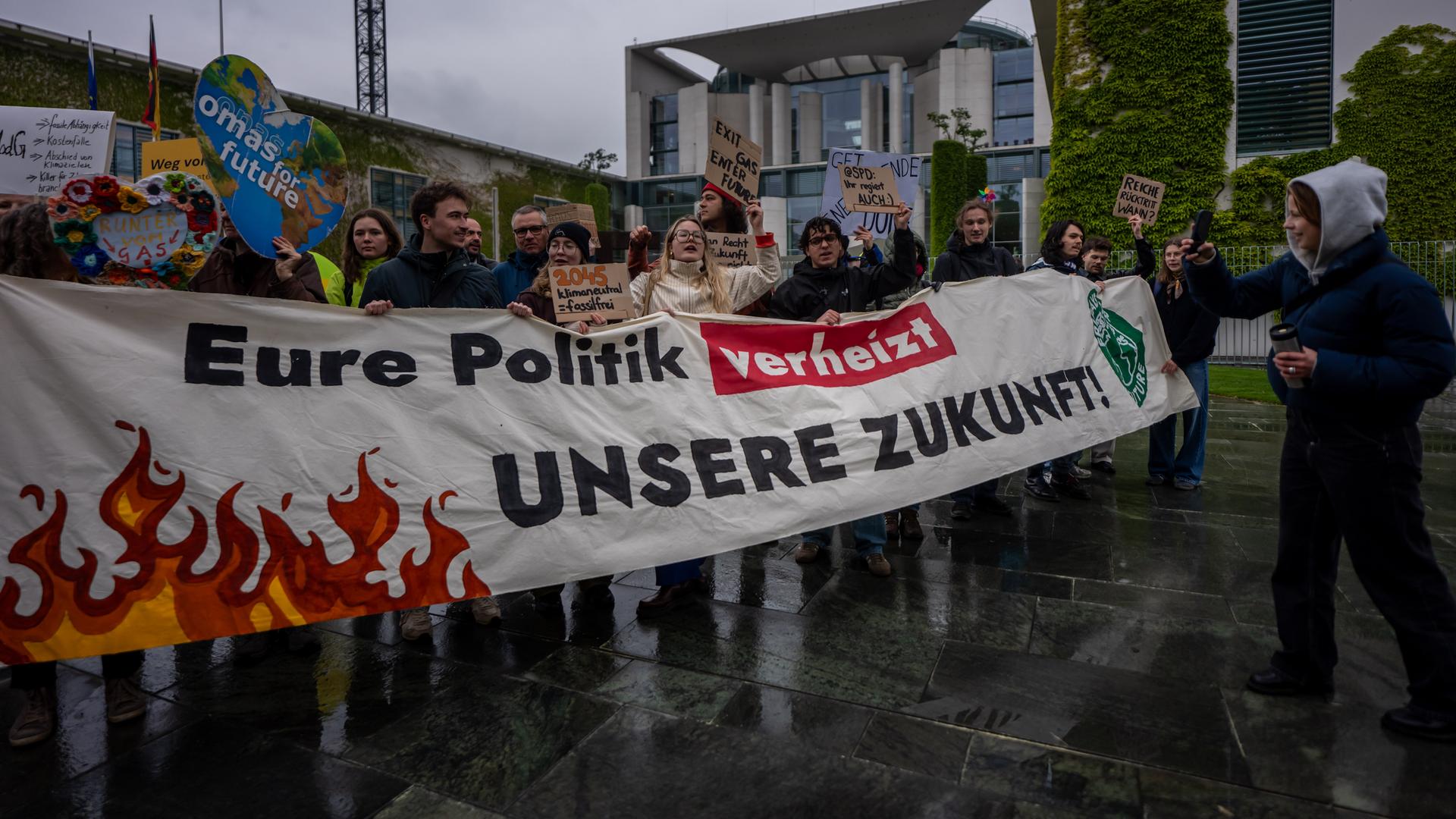 Aktivisten verschiedener Organisationen, unter anderem Fridays for Future, demonstrieren vor dem Bundeskanzleramt gegen das geplante Gebäudemodernisierungsgesetz. Aktivisten verschiedener Organisationen, unter anderem Fridays for Future, demonstrieren vor dem Bundeskanzleramt gegen das geplante Gebäudemodernisierungsgesetz.