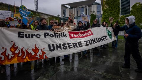 Aktivisten verschiedener Organisationen, unter anderem Fridays for Future, demonstrieren vor dem Bundeskanzleramt gegen das geplante Gebäudemodernisierungsgesetz.