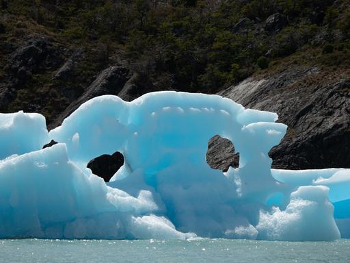 Von Gletschern abgebrochene kleine Eisberge treiben im Lago Argentino, im Campo de Hielo Sur, dem größten Gletschergebiet der südamerikanischen Anden.