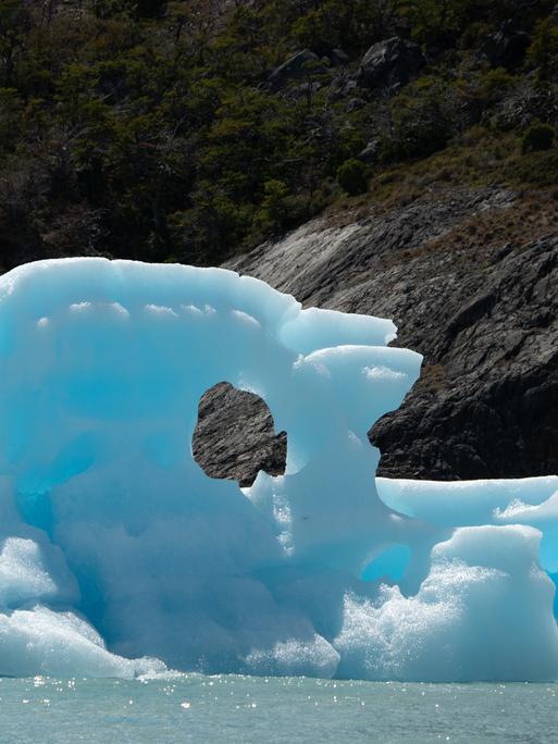 Von Gletschern abgebrochene kleine Eisberge treiben im Lago Argentino, im Campo de Hielo Sur, dem größten Gletschergebiet der südamerikanischen Anden.