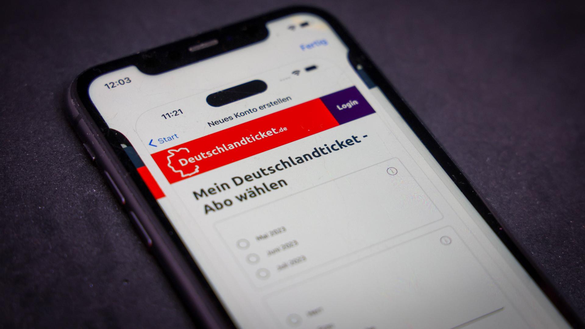 Die App Deutschlandticket.de (49-Euro-Ticket) auf dem Display eines Smartphones.