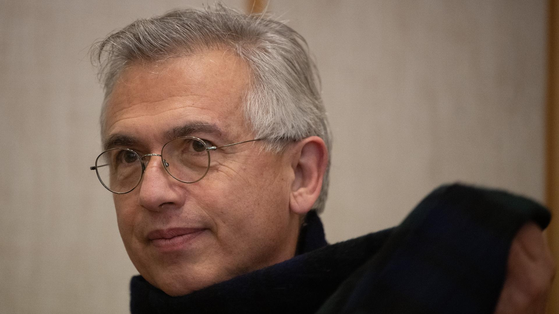 Der ehemalige Frankfurter Oberbürgermeister Peter Feldmann vor Verhandlungsbeginn am Landgericht im Saal. Der ehemalige Frankfurter Oberbürgermeister Peter Feldmann vor Verhandlungsbeginn am Landgericht im Saal.
