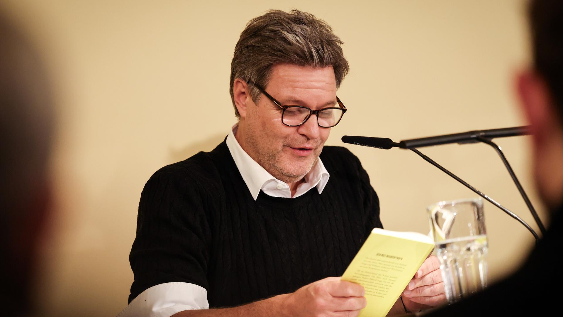 Robert Habeck spricht bei einer Lesung im Literaturhaus Hamburg. Er stellte sein Buch "Den Bach rauf" vor. Robert Habeck spricht bei einer Lesung im Literaturhaus Hamburg. Er stellte sein Buch "Den Bach rauf" vor.