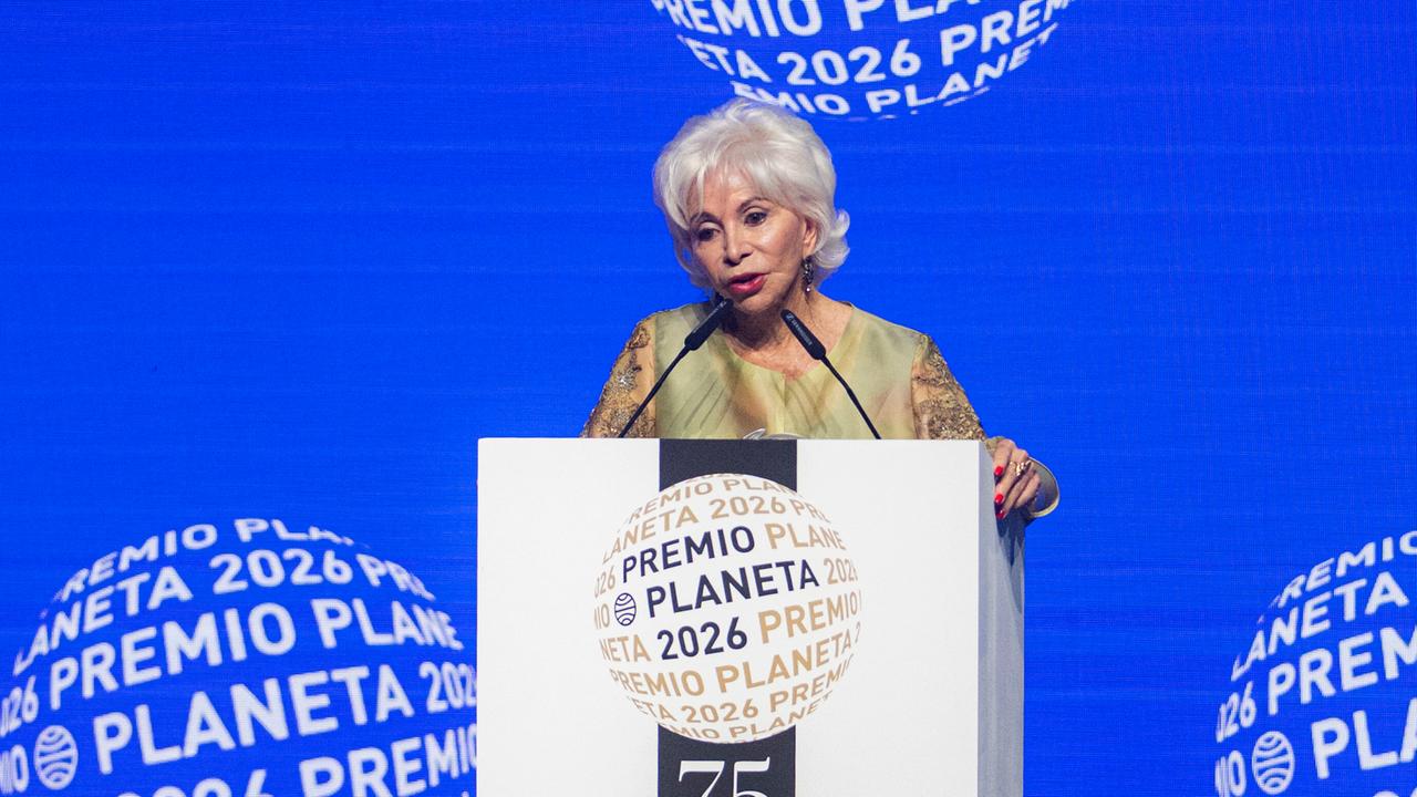Isabel Allende steht bei der Verleihung des 75. Planeta-Preises 2026 hinter einem Rednerpult.
