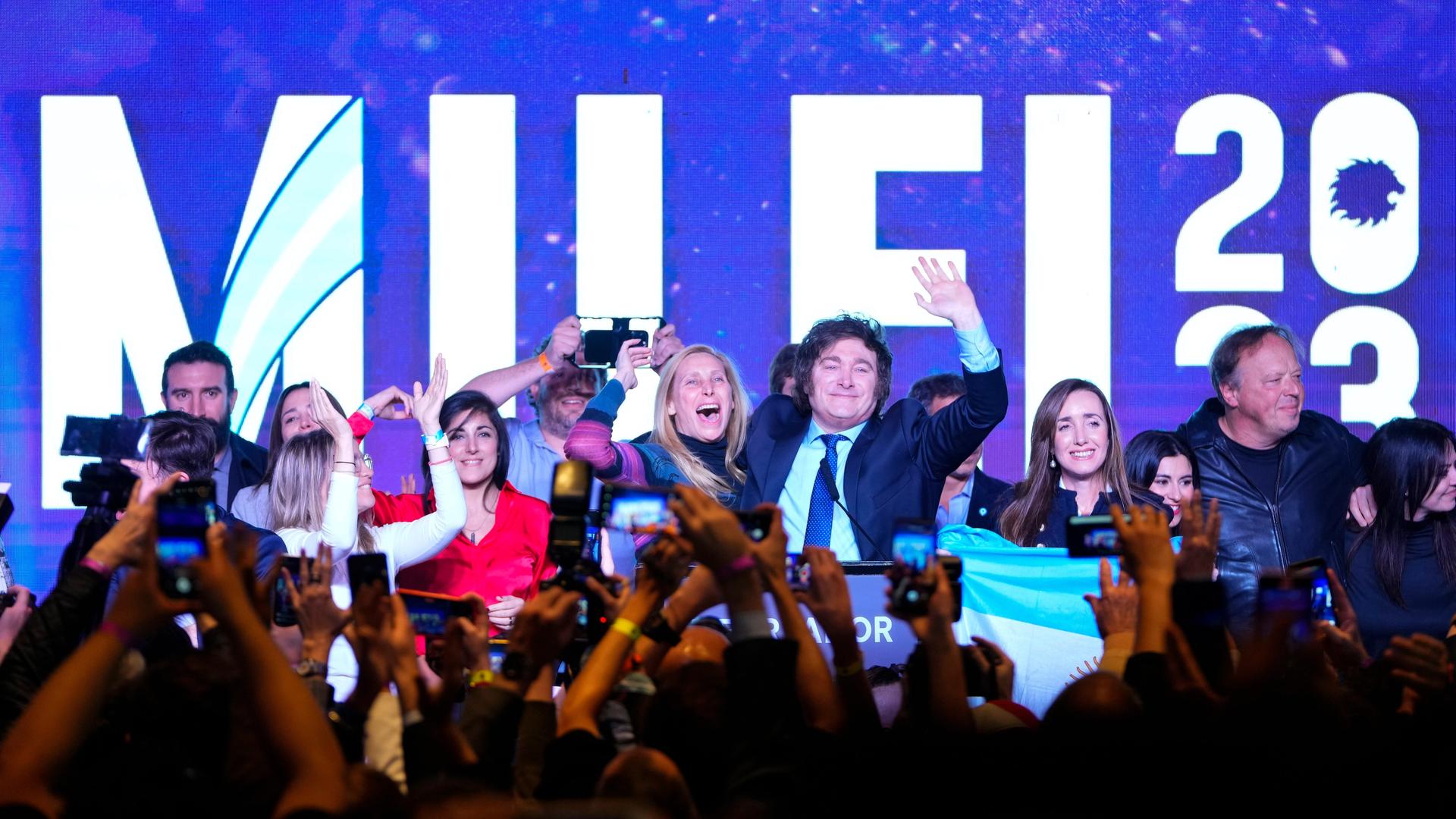 Argentinien, Buenos Aires: Javier Milei, Präsidentschaftskandidat der Koalition der Freiheitlichen Fortschritte (Partei La Libertad Avanza), umarmt seine Schwester Karina in seiner Wahlkampfzentrale nach Schließung der Wahllokale.