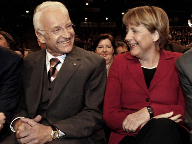Roland Koch (GER/CDU/Ministerpräsident Hessen), Edmund Stoiber (GER/CSU/Ministerpräsident Bayern), Angela Merkel (GER/CDU-Bundesvorsitzende) gut gelaunt anlässlich der CDU-Wahlkampfveranstaltung zu den NRW-Landtagswahlen in Oberhausen.