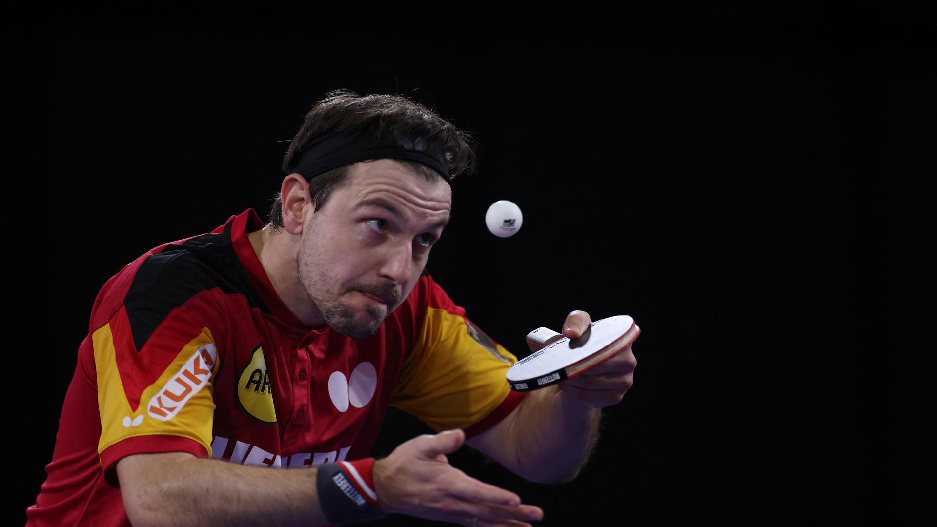 Timo Boll spielt in höchster Konzentration einen Tischtennisball. Timo Boll spielt in höchster Konzentration einen Tischtennisball.