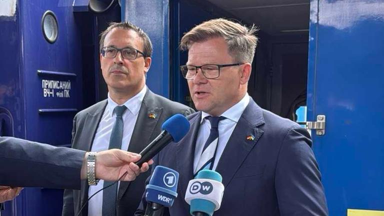 Bundesumweltminister Carsten Scheider (r, SPD) bei seiner Ankunft mit dem Zug in der Ukraine. 