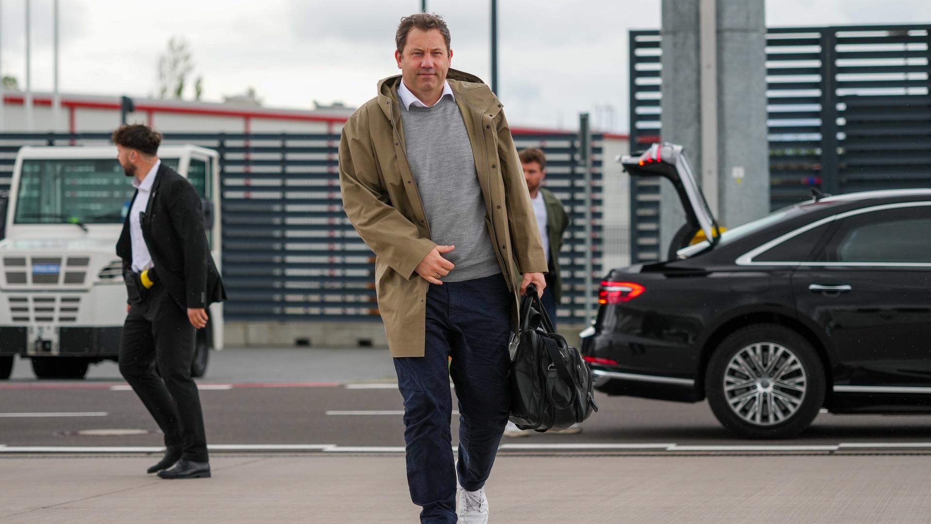 Lars Klingbeil (SPD), Bundesminister der Finanzen, kommt zum Abflug nach Washington D.C. auf dem militärischen Teil des Flughafens Berlin-Brandenburg (BER) an.