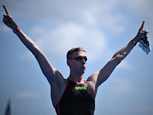 Der deutsche Schwimmer Florian Wellbrock jubelt nach seinem WM-Goldmedaillen-Gewinn in Japan.