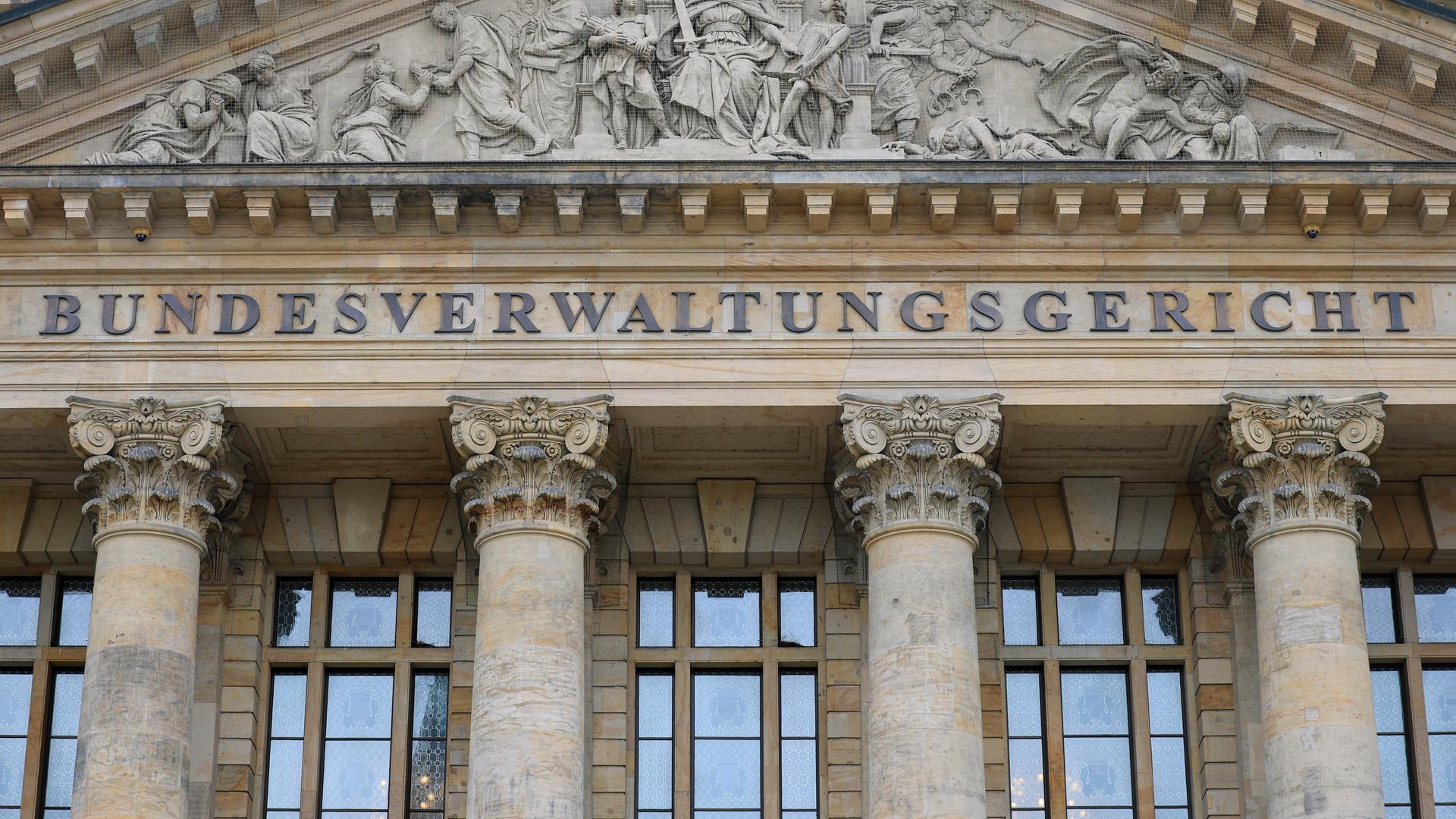 Blick auf das Bundesverwaltungsgericht in Leipzig, ein herrschaftliches Gebäude. 