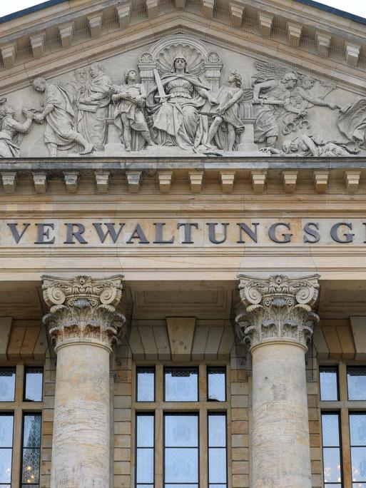 Blick auf das Bundesverwaltungsgericht in Leipzig, ein herrschaftliches Gebäude. 