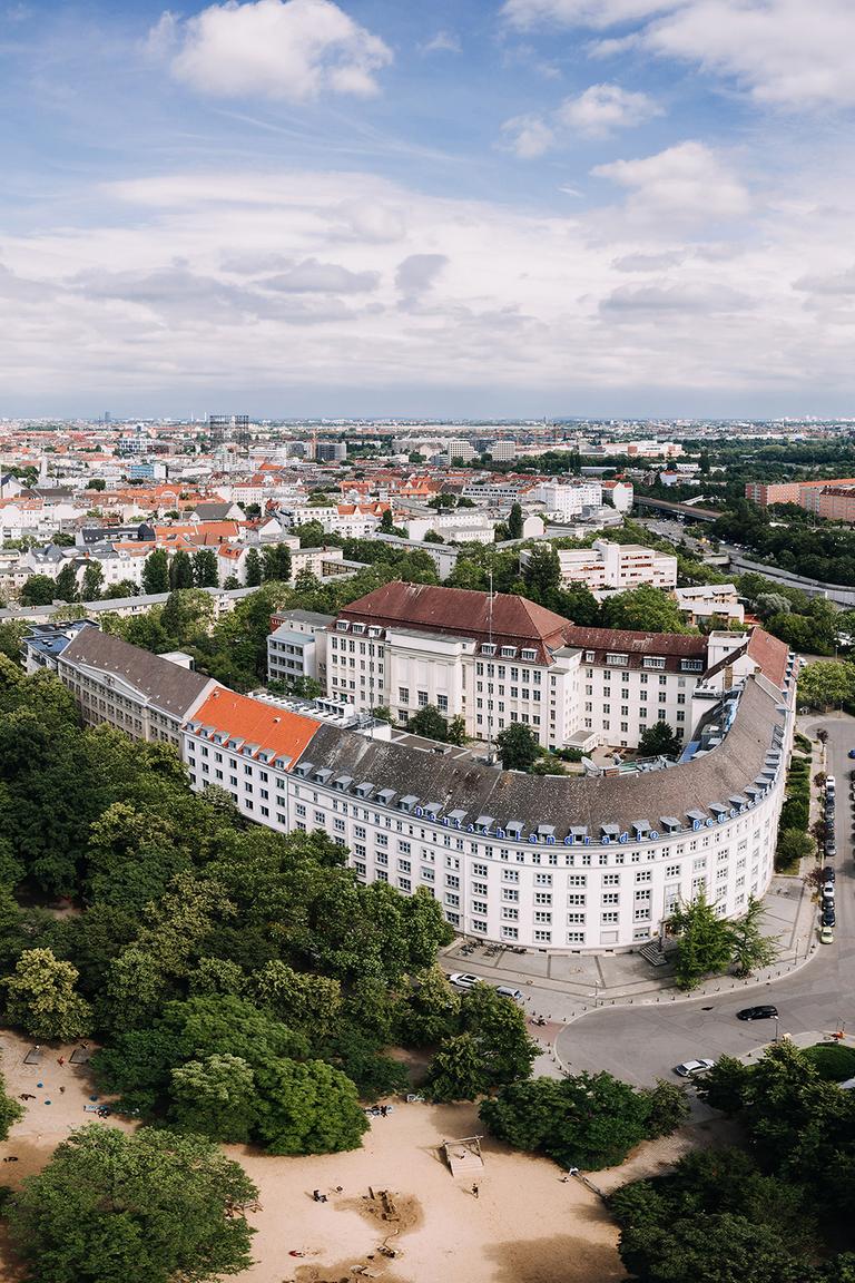 Luftaufnahme des Berliner Funkhauses an einem sonnigen Tag. Bild im Hochformat.