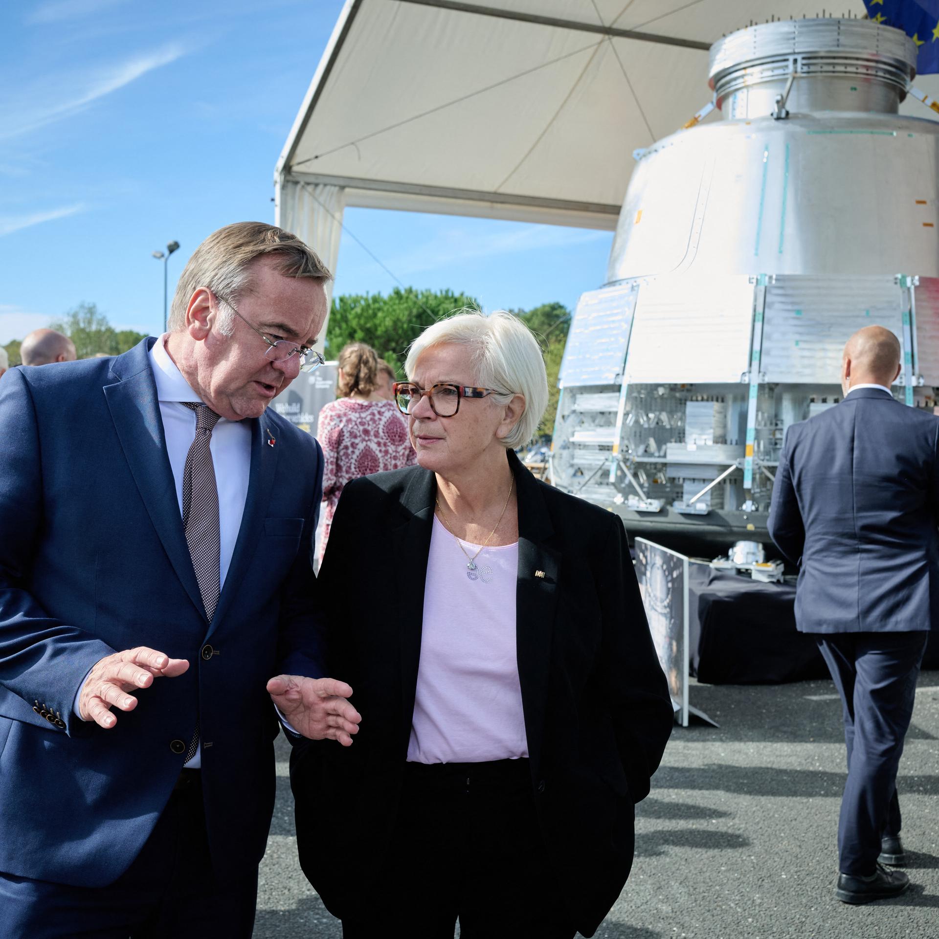 Boris Pistorius (SPD), Bundesminister der Verteidigung, und Catherine Vautrin, Verteidigungsministerin von Frankreich, besuchen das französische Unternehmen The Exploration Company. 