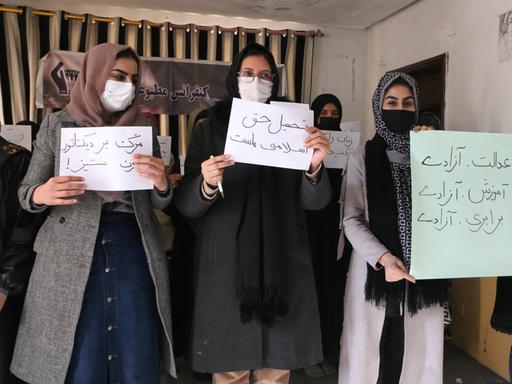 Protest von Studentinnen gegen das Hochschulverbot für Frauen in Afghanista, das die Taliban kürzlich verhängt haben. Einige Frauen halten Protestschilder hoch. 