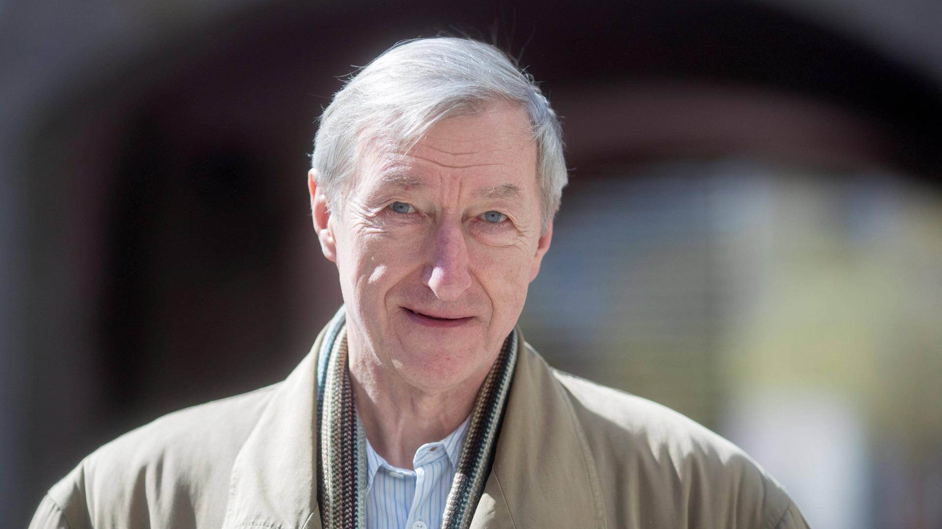 Eine Porträt-Aufnahme des Schrifstellers Julian Barnes.