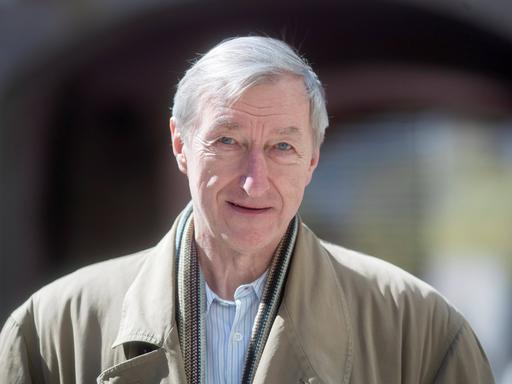 Eine Porträt-Aufnahme des Schrifstellers Julian Barnes.
