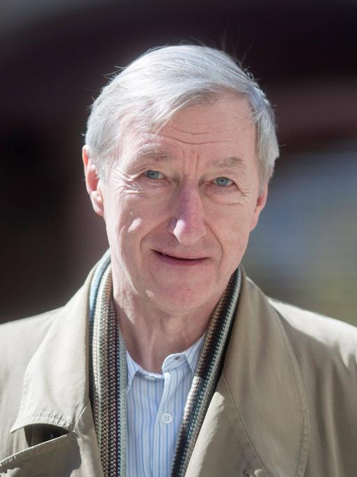 Eine Porträt-Aufnahme des Schrifstellers Julian Barnes.