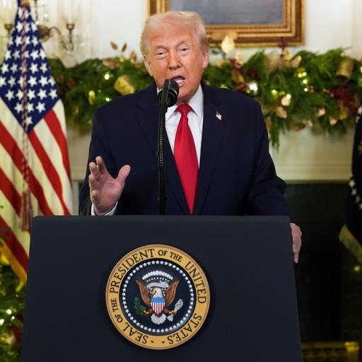 Donald Trump steht an einem Redepult und spricht in Richtung Kamera. Im Hintergrund ist eine US-Flagge zu sehen.