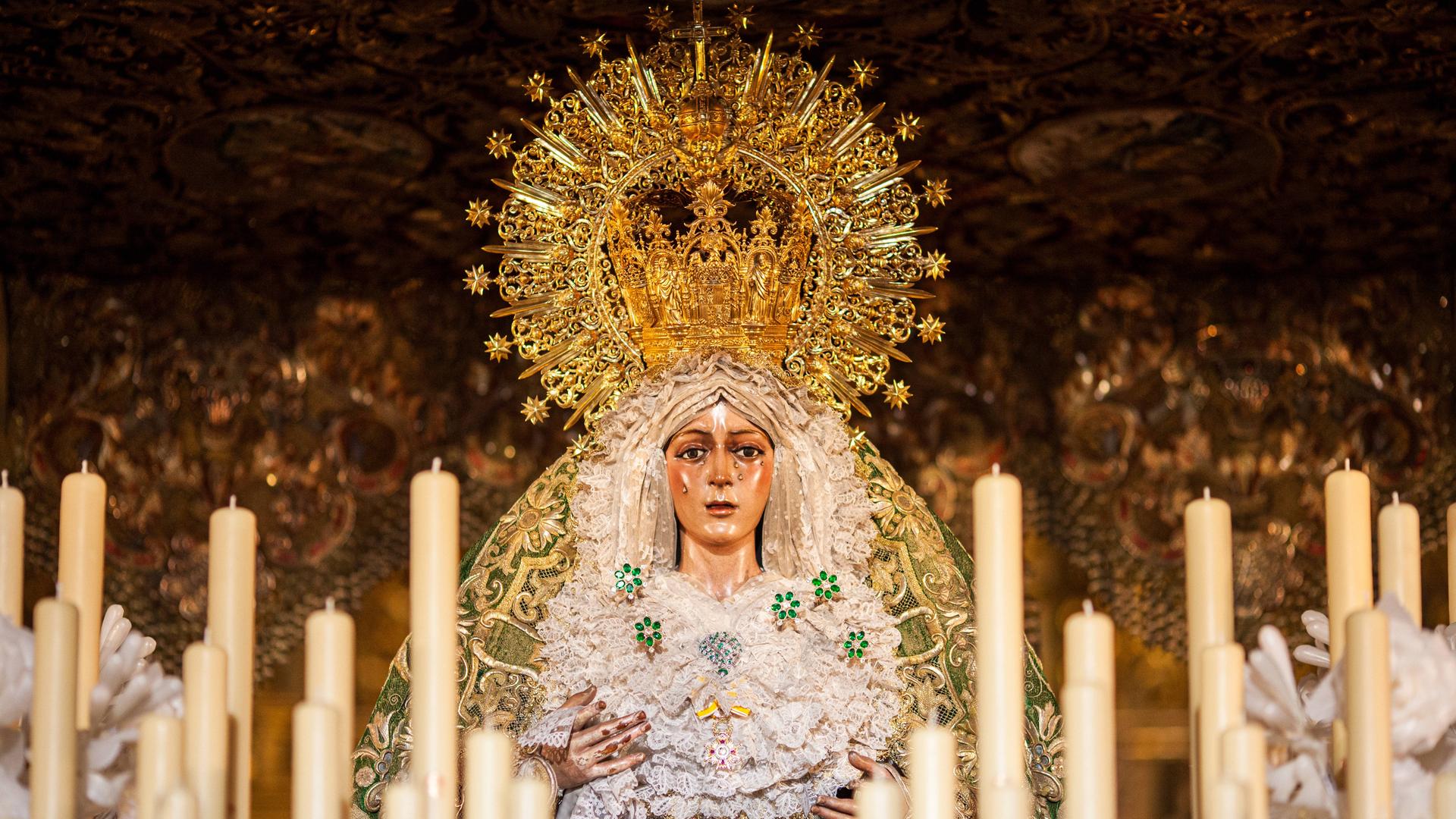 Die verehrte Statue der „Virgen de la Esperanza Macarena” stammt aus dem 17. Jahrhundert. Hier ist sie noch in ihrem unrestaurierten Zustand zu sehen. Die verehrte Statue der „Virgen de la Esperanza Macarena” stammt aus dem 17. Jahrhundert. Hier ist sie noch in ihrem unrestaurierten Zustand zu sehen.
