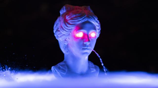 Brunnen des Künstlers Guerreiro do Divino Amor in der Ausstellung "Super Superior Civilization" im Schweizer Pavillon 