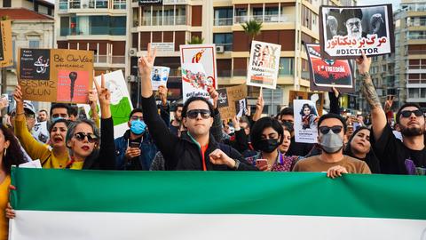 Iranerinnen und Iraner protestieren im türkischen Izmir für mehr Frauenrechte.