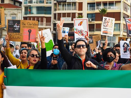 Iranerinnen und Iraner protestieren im türkischen Izmir für mehr Frauenrechte.