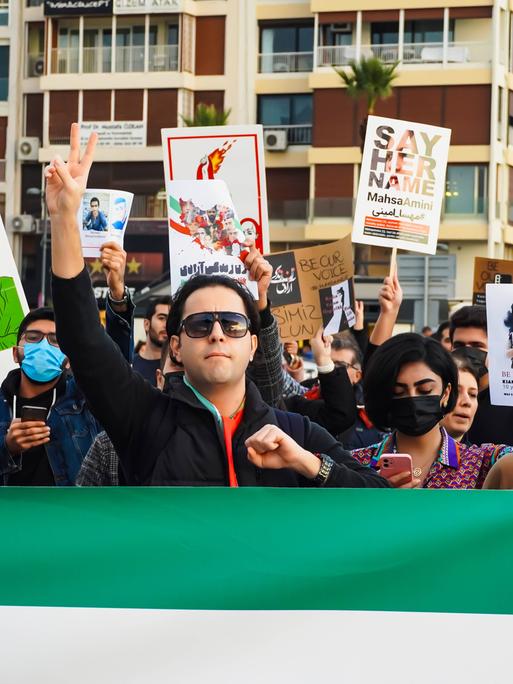 Iranerinnen und Iraner protestieren im türkischen Izmir für mehr Frauenrechte.