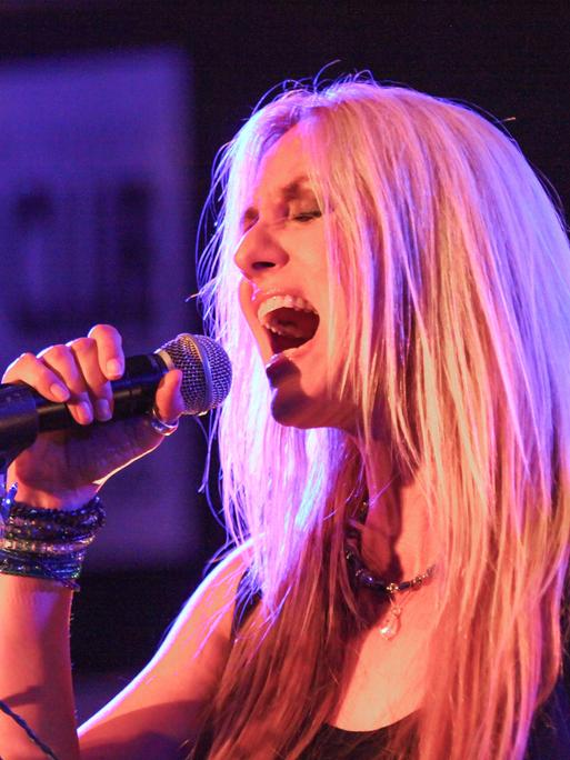 Sass Jordan, eine der bekanntesten Rockmusikerinnen Kanadas, ist am Samstag im Alter von 63 Jahren verstorben. Sass Jordan, eine der bekanntesten Rockmusikerinnen Kanadas, ist am Samstag im Alter von 63 Jahren verstorben.