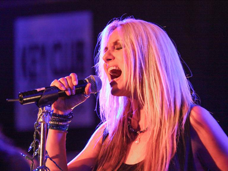 Sass Jordan, eine der bekanntesten Rockmusikerinnen Kanadas, ist am Samstag im Alter von 63 Jahren verstorben. Sass Jordan, eine der bekanntesten Rockmusikerinnen Kanadas, ist am Samstag im Alter von 63 Jahren verstorben.