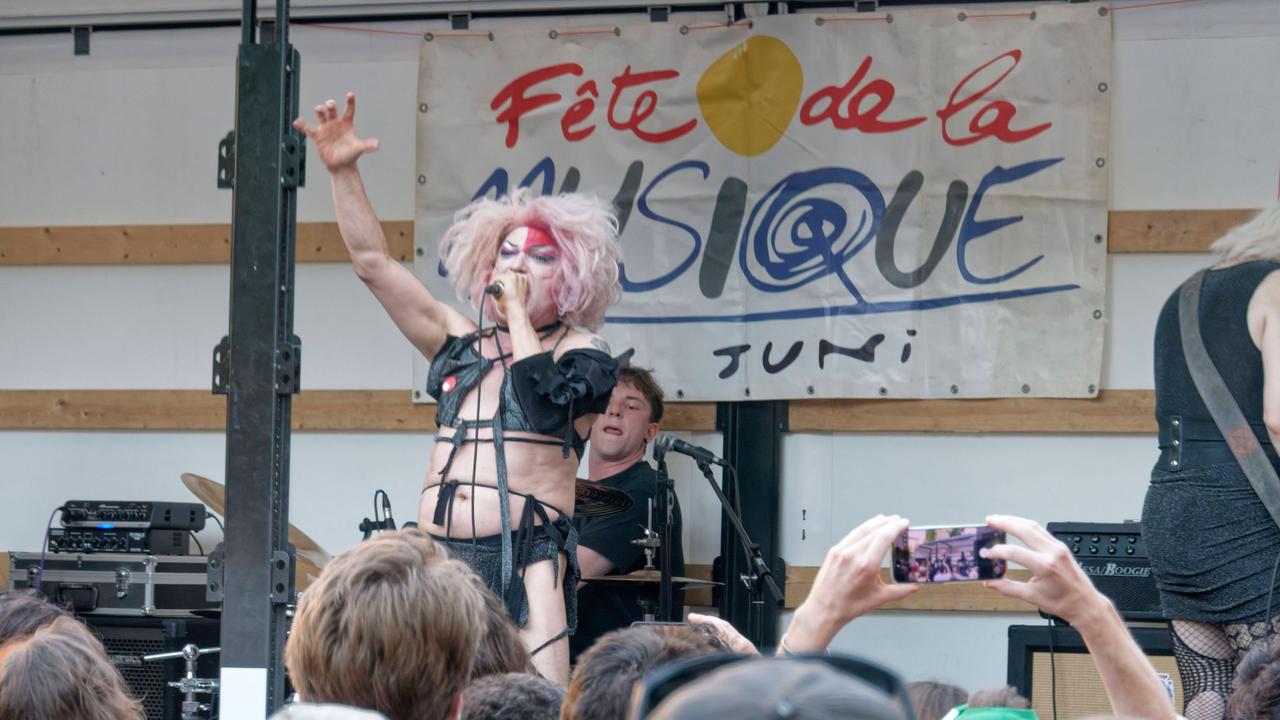 Bei der Fete de la Musique in Berlin steht eine Disco-Punkt-Band auf der Bühne.