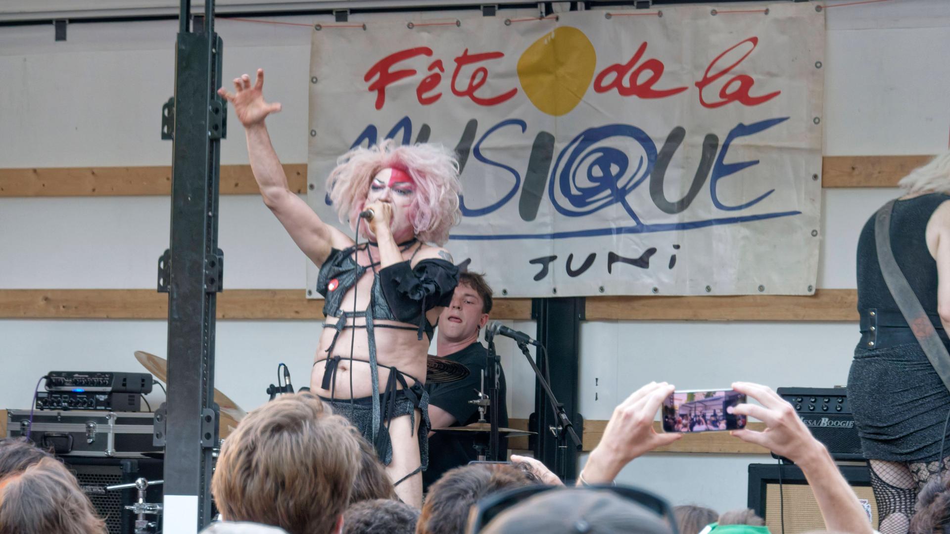 Bei der Fete de la Musique in Berlin steht eine Disco-Punkt-Band auf der Bühne.