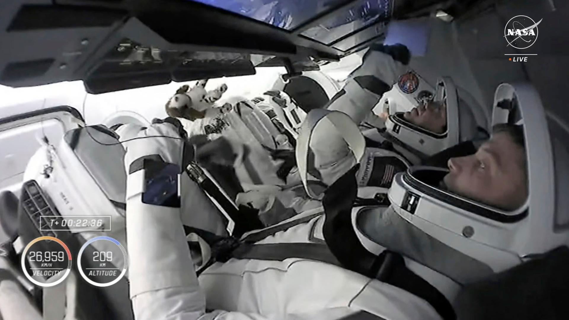 Kommandant Matthew Dominick (unten,r) und Pilot Michael Barratt in einer SpaceX-Kapsel während des Starts vom Kennedy Space Center in Cape Canaveral zur Internationalen Raumstation (ISS).