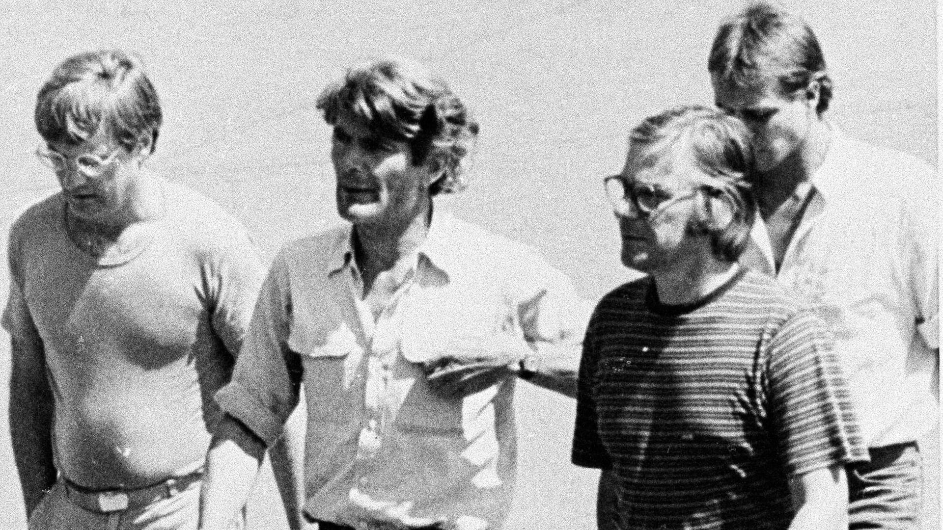 Auf einem Schwarz-Weiß-Foto sind die Journalisten Jan Kuiper, Koos Koster, Joop Willemsen, und Hans ter Laag zu sehen. Auf einem Schwarz-Weiß-Foto sind die Journalisten Jan Kuiper, Koos Koster, Joop Willemsen, und Hans ter Laag zu sehen.