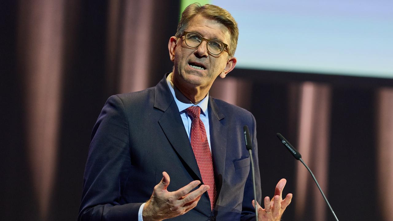 Kulturstaatsminister Wolfram Weimer (parteilos) steht auf einer Bühne hinter zwei Mikrofonen.