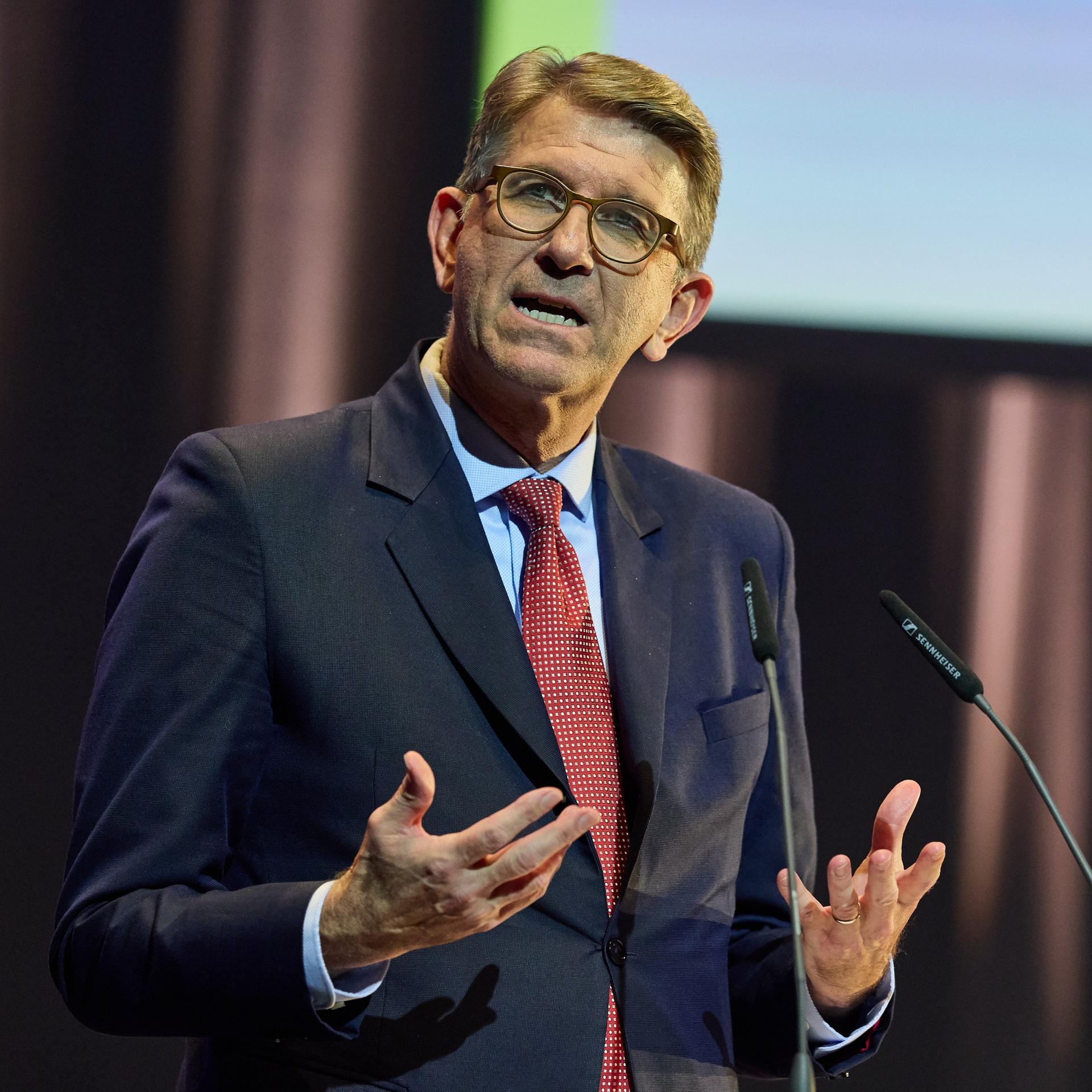 Kulturstaatsminister Wolfram Weimer (parteilos) steht auf einer Bühne hinter zwei Mikrofonen