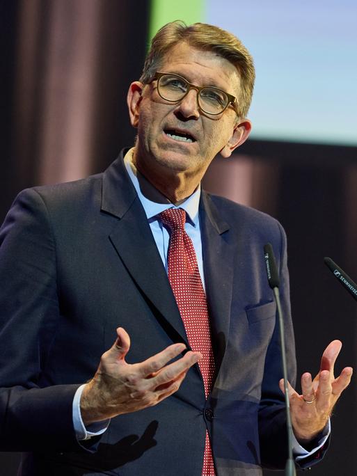 Kulturstaatsminister Wolfram Weimer (parteilos) steht auf einer Bühne hinter zwei Mikrofonen